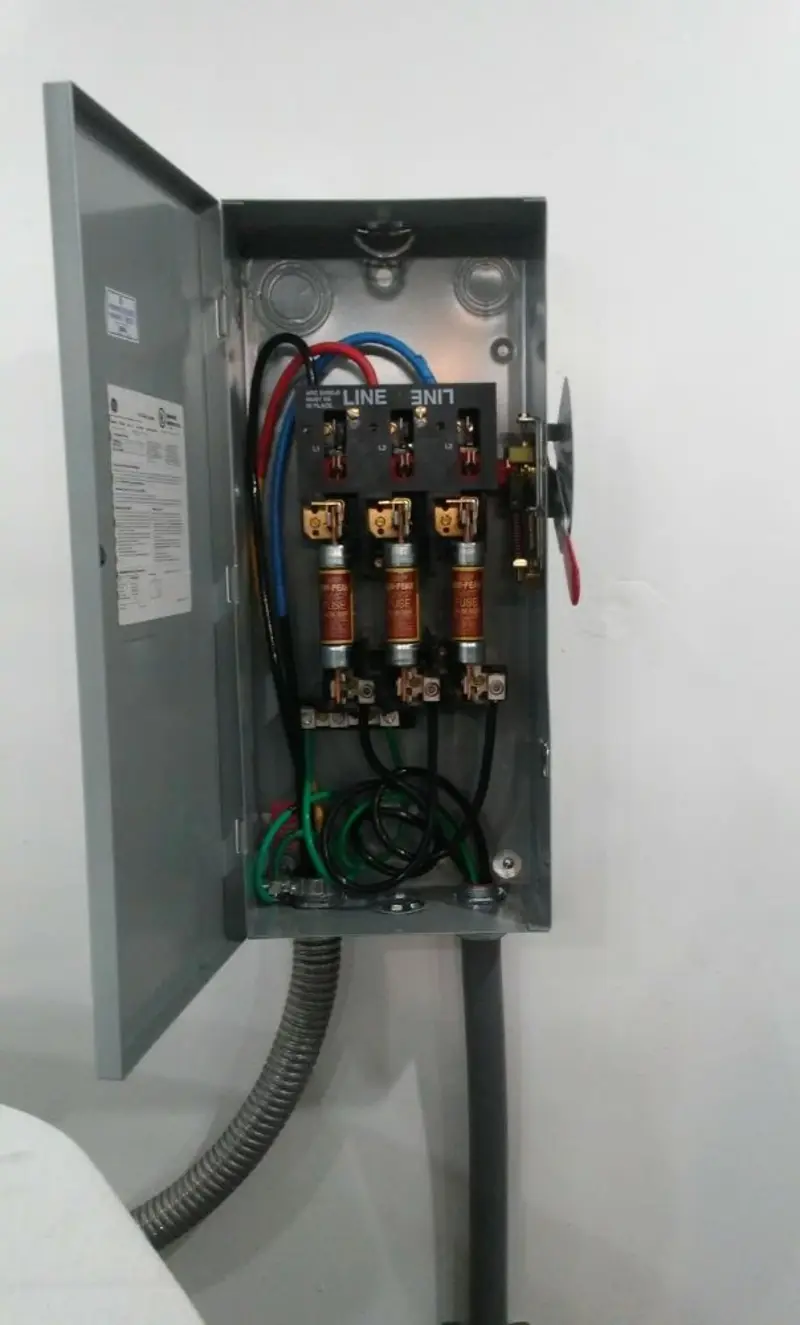 Three-phase disconnect switch installed for Smoke Detector Installation in Groesbeck